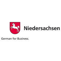 Wappen des Bundeslandes Niedersachsen: das springende weiße Ross im roten Felde. Schriftzug: Niedersachsen. German for Business.