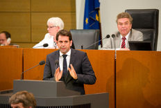 Miniter Lies spricht im Landtag