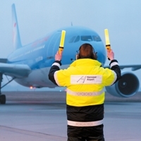 Einweisung Flugzeug auf Flughafen