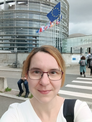 Selfie von Nina Stöber, EU-Parlament im Hintergrund