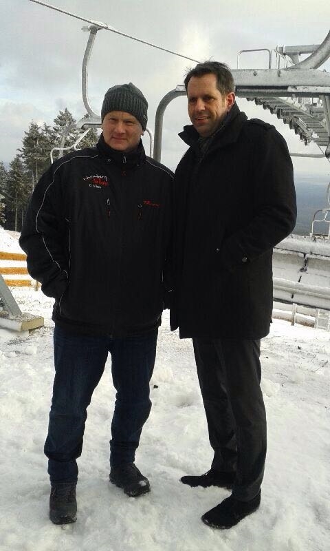 Minister Lies mit Dirk Nüsse, Betreiber der Wurmberg-Seilbahn.