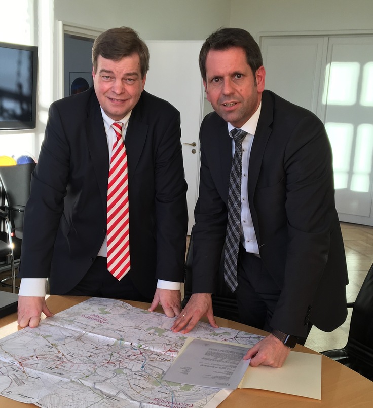 Landesverkehrsminister Olaf Lies und Bundesverkehrsstaatssekretär Enak Ferlemann bei der Übergabe des „Gesehen-Vermerk“.