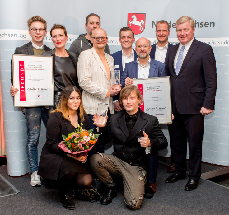 Wirtschaftsminister Dr. Bernd Althusmann gemeinsam mit den Siegern in den Kategorien Handwerk – der Tischlerei Dein Freund aus der Wedemark – und Mittelstand – Vision Lasertechnik GmbH aus Barsinghausen