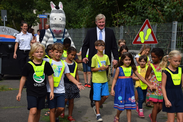 Verkehrsminister Dr. Bernd Althusmann auf dem Weg mit einer Schulklasse der Albert-Schweitzer-Schule von der "Elternhaltestelle" in die Schule