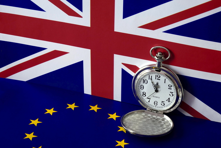 Eine Taschenuhr Uhr mit britischer und EU-Fahne - Fahne, Grossbritannien, EU, Europäische Union, Symbol, Emblem, Sterne, Sternenkranz, Taschenuhr, Uhr, Zeit, symbolisch, 5 vor 12.