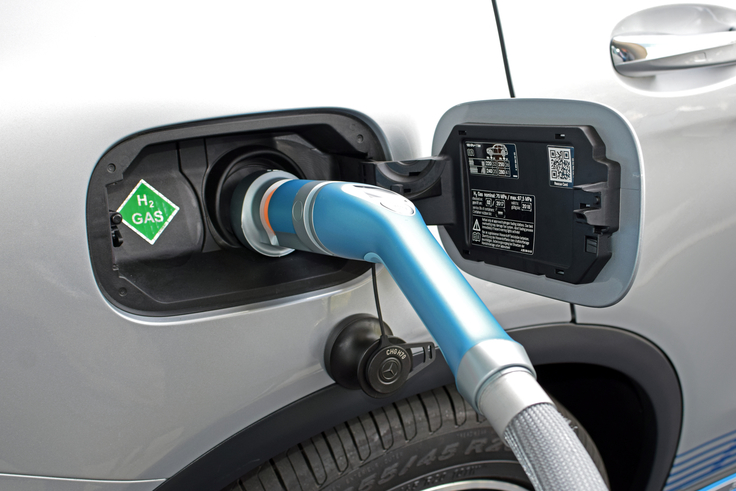 Auto wird mit Wasserstoff betankt