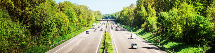 Autobahn, fotografiert von oberhalb des Mittelstreifens