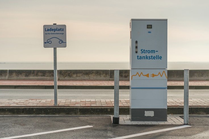 Ladeplatz für Elektrofahrzeuge mit Ladesäule