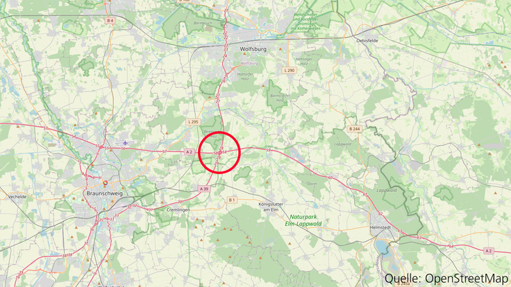 Das potenzielle Gewerbegebiet gehört zur Stadt Königslutter am Elm (Stadtteil Scheppau), südöstlich des Autobahnknotenpunktes von A 2 und A 39 (Quelle Grafik: OpenStreetMap).