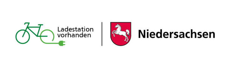 Logo: grünes Fahrrad mit Netzstecker, Schriftzug Ladesäule vorhanden (links), Logo des Landes Niedersachsen (rechts)