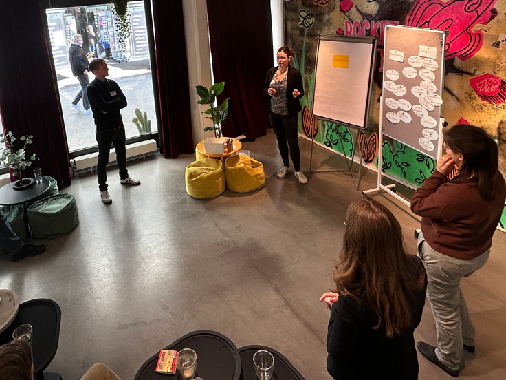 Menschen vor Flipcharts