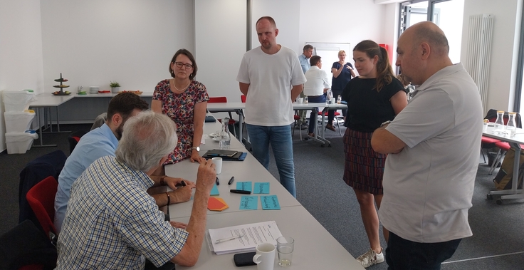 sechs Menschen an einem Tisch