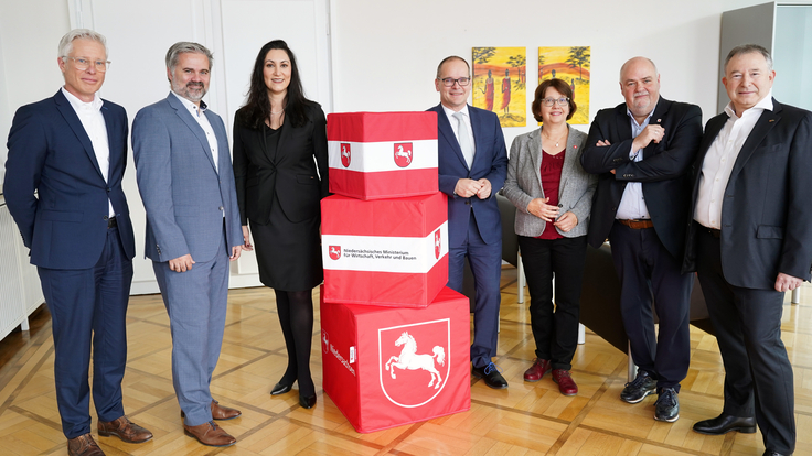 v.r.n.l.: Dr. Peter Prinz (VCI Nord), Simon Wassmer (ChemieNord), Dr. Sarah Saeidy-Nory (VCI Nord), Grant Hendrik Tonne, Manuela Martin (IGBCE), Ralf Becker (IGBCE), Holger Bär (VCI Nord)