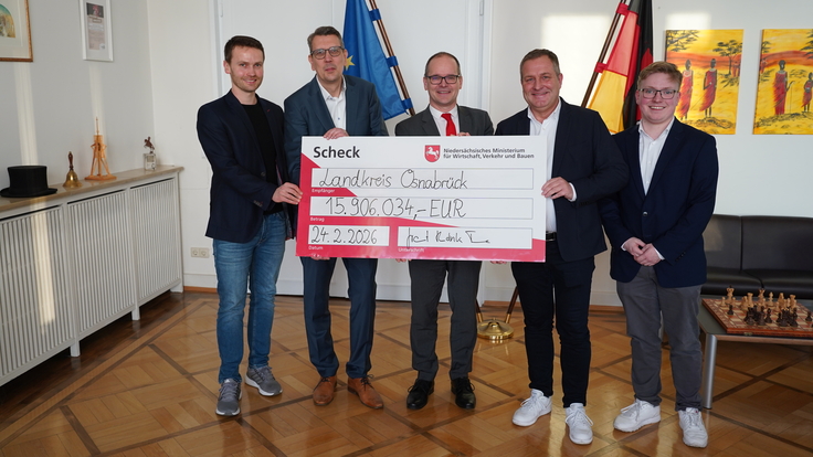 Gruppenbild mit Scheck: Jonas Pohlmann (MdL), Dirk Holtgrewe (TELKOS), Minister Grant Hendrik Tonne, Guido Pott (MdL), Christoph Stuckenberg (Praktikant bei Herrn Pott).