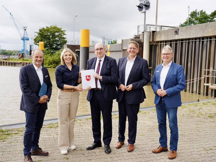Förderbescheidübergabe im Hafen Papenburg