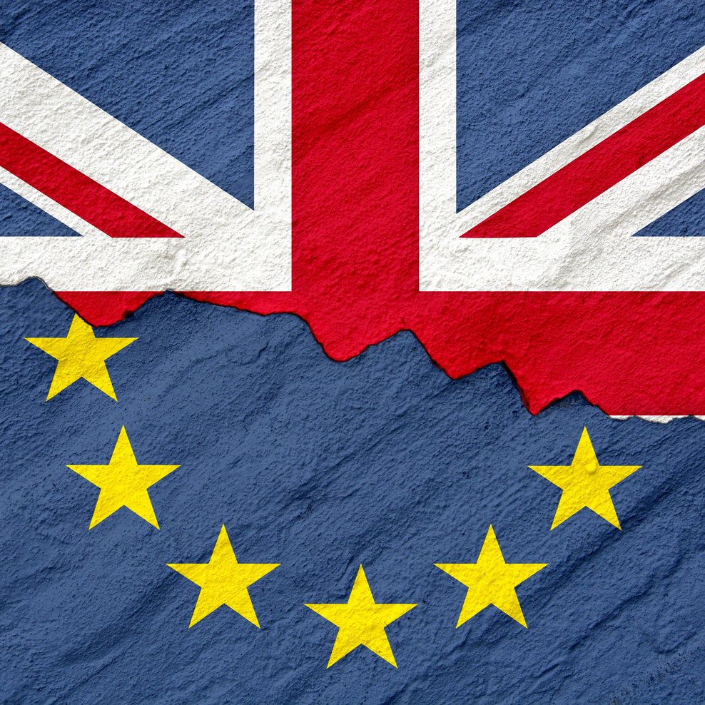 Ein symbolisches Composing mit der britischen Flagge, dem Union Jack sowie der Europäischen Flagge auf einer Betonwand mit Riss als Symbolbild für den finalen Austritt der Briten aus der EU, der vermutlich am 29. März 2019 erfolgen wird.