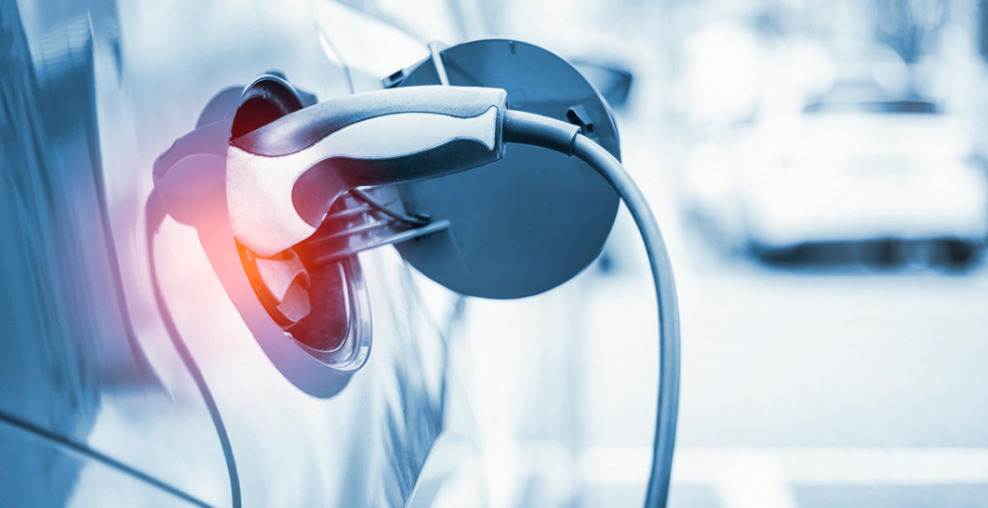 Ladekabel steckt in Elektroauto