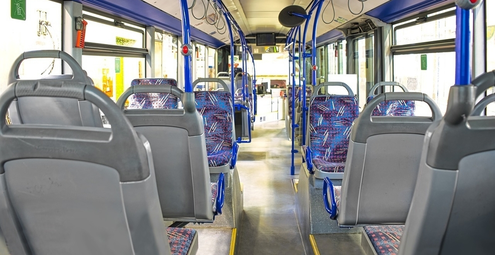 Stadtbus: Blick durch den Gang nach vorne