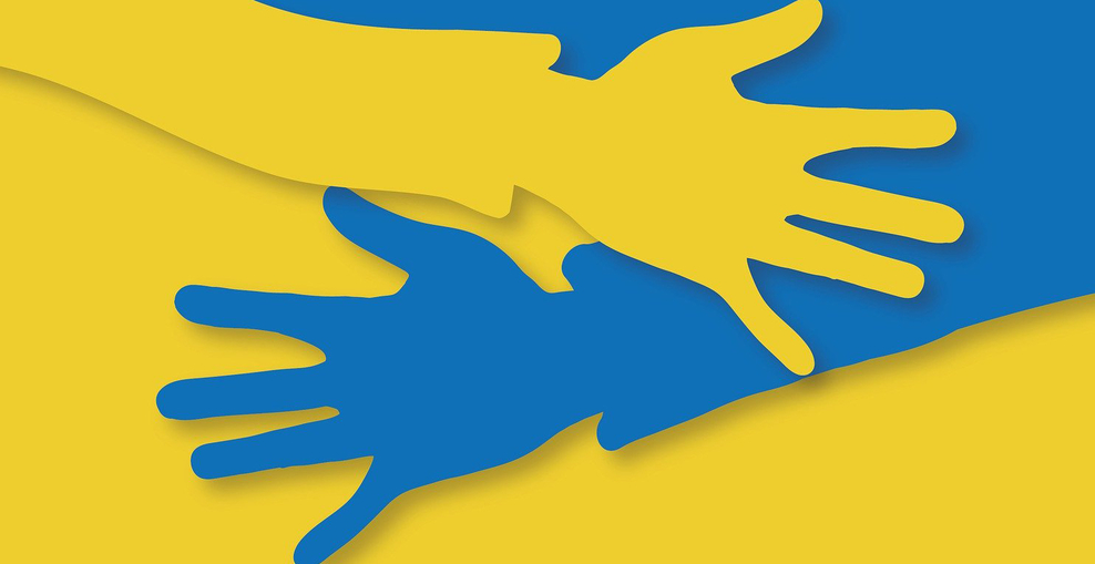Grafik von einer blauen und einer gelben Hand, die ineinander greifen