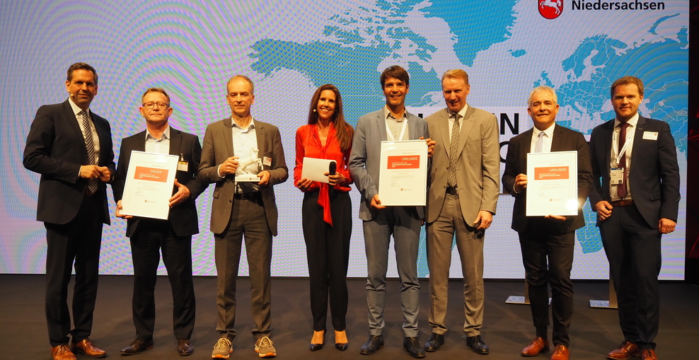 Gruppenbild Olaf Lies (links) mit den Preisträgern des Außenwirtschaftspreises 2023