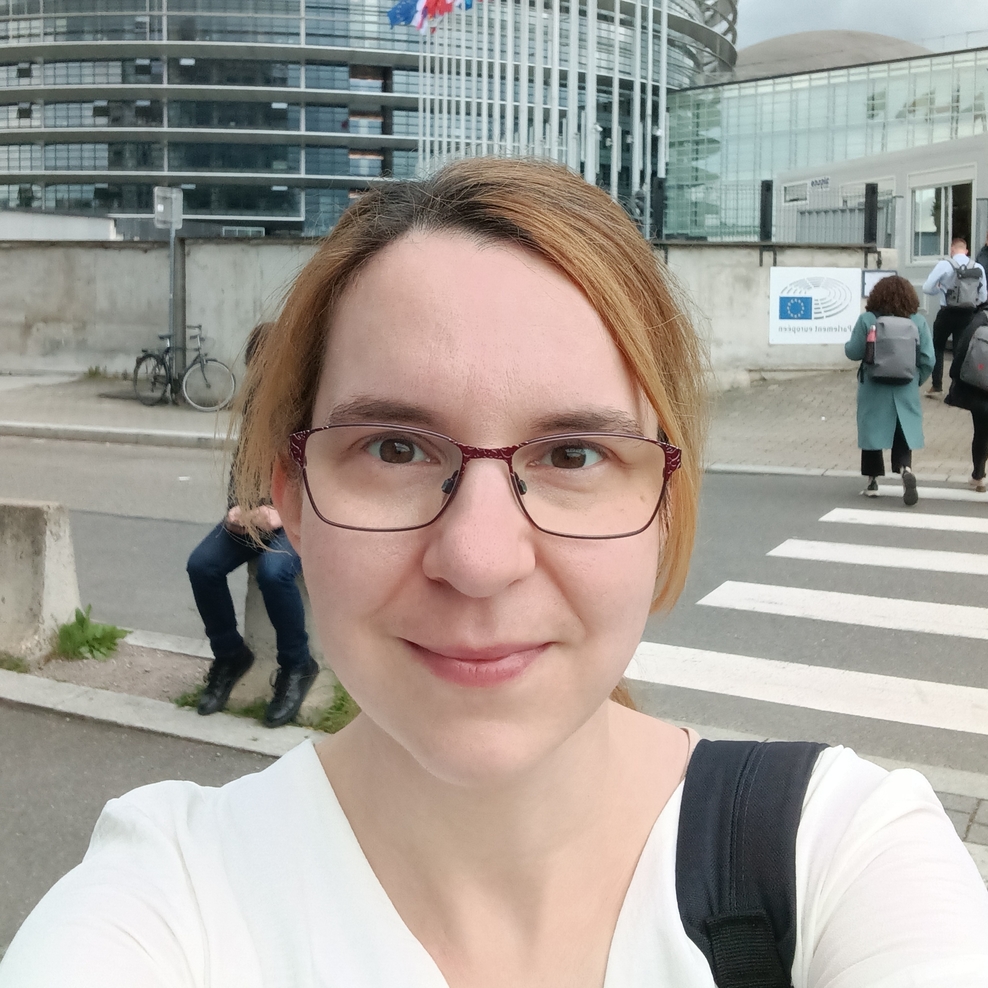 Selfie von Nina Stöber, EU-Parlament im Hintergrund