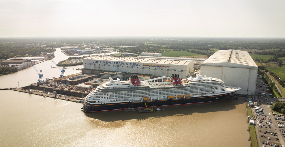 MEYER Werft aus der Vogelperspektive mit Kreuzfahrtschiff