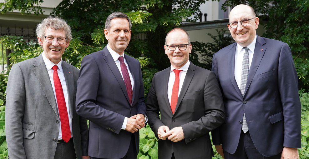 v.l.n.r.: Frank Doods (Leiter der Staatskanzlei), Olaf Lies (Ministerpräsident), Grant Hendrick Tonne (Wirtschaftsminister), Matthias Wunderling-Weilbier (Staatssekretär im Wirtschaftsministerium)