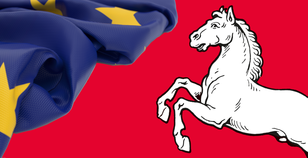 EU-Flagge und Niedersachsen-Pferd