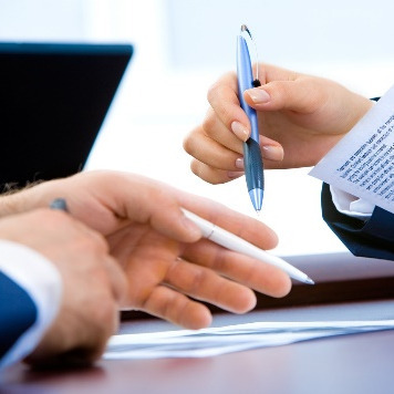 Hände mit Kugeschreibern