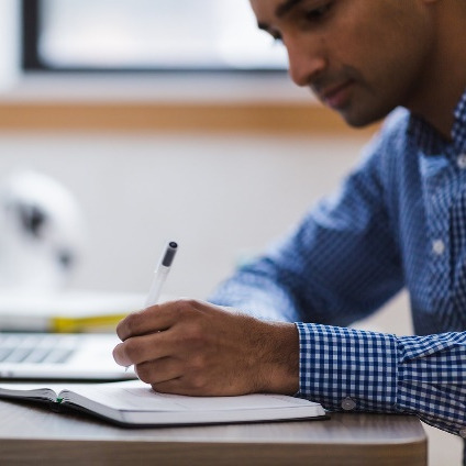 Mann am Schreibtisch